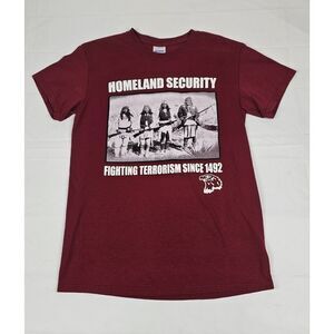 Native American T-Shirt Mens Size Small. Homeland Security Y2k Burgandy‎ Tee